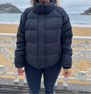 Cazadora Uniqlo JW Anderson azul marino.