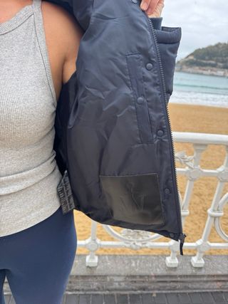 Cazadora Uniqlo JW Anderson azul marino.