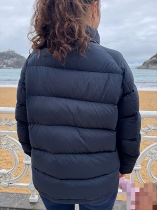 Cazadora Uniqlo JW Anderson azul marino.