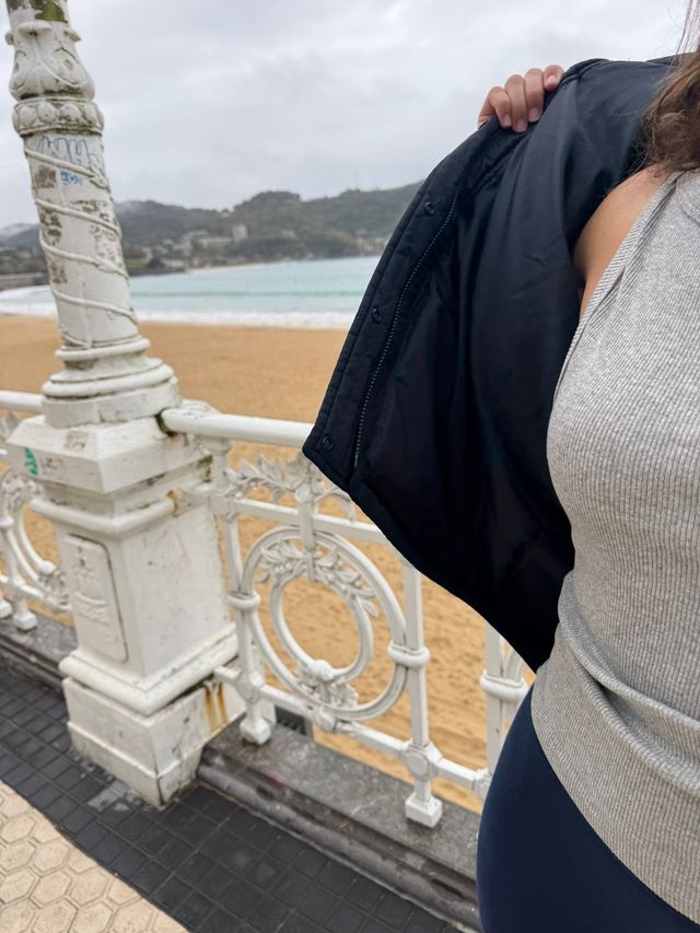 Cazadora Uniqlo JW Anderson azul marino.