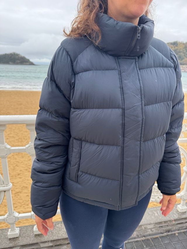 Cazadora Uniqlo JW Anderson azul marino.