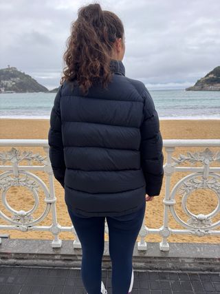 Cazadora Uniqlo JW Anderson azul marino.