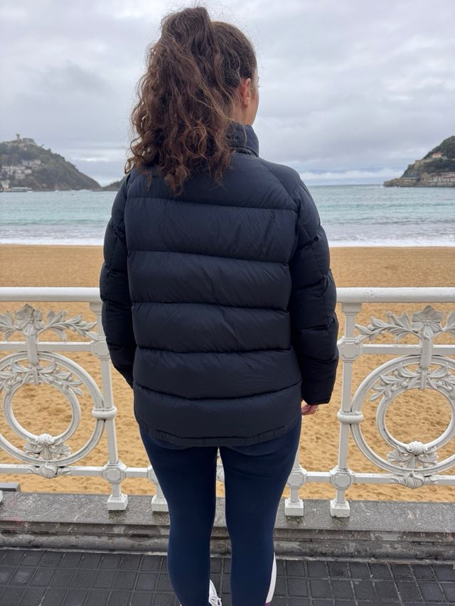 Cazadora Uniqlo JW Anderson azul marino.