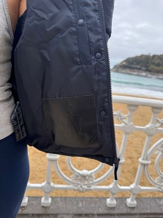 Cazadora Uniqlo JW Anderson azul marino.