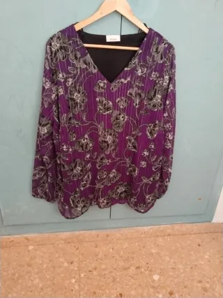 Blusa morada con estampado floral