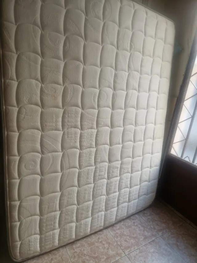 Colchón de tela alguna manchas pequeñas 
