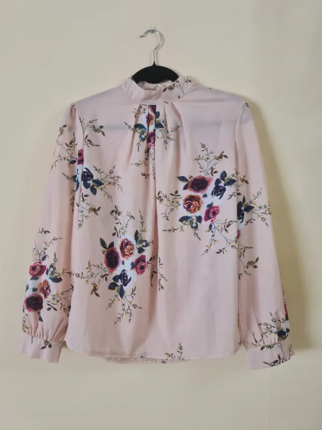 Blusa cuello alto floral manga larga