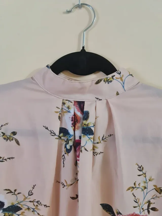 Blusa cuello alto floral manga larga