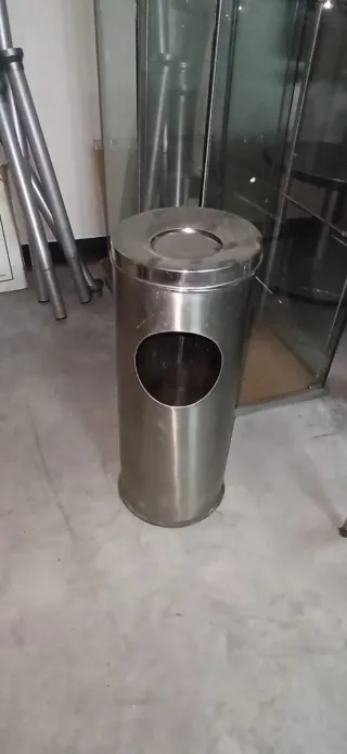 Cenicero de pie de inox