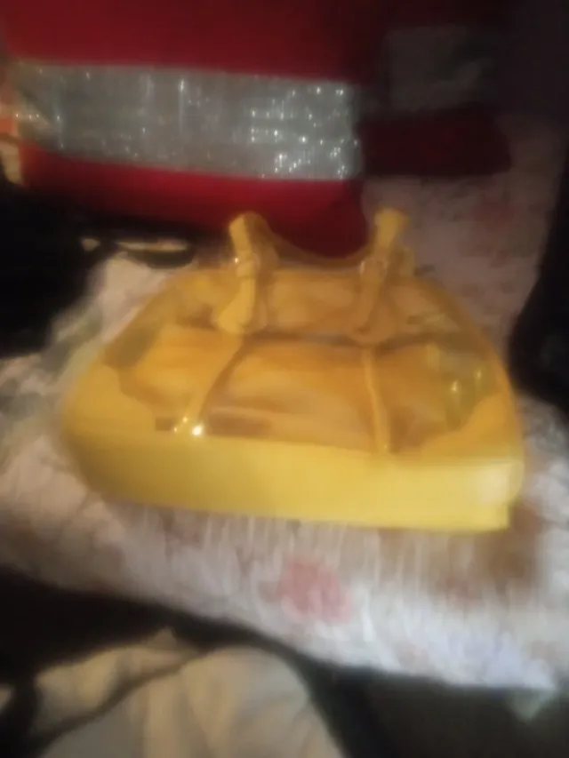 Bolso amarillo transparente