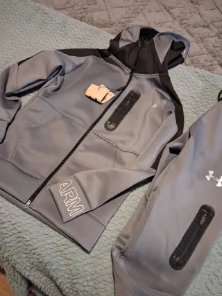 Chándal Under Armour gris y negro es de niños  ta