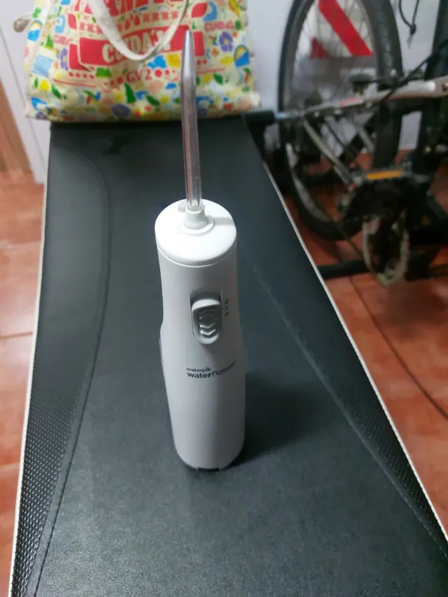 Irrigador bucal portátil