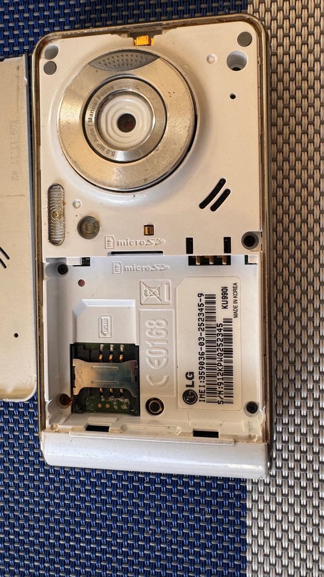 Fotocamera bianca LG KU990i