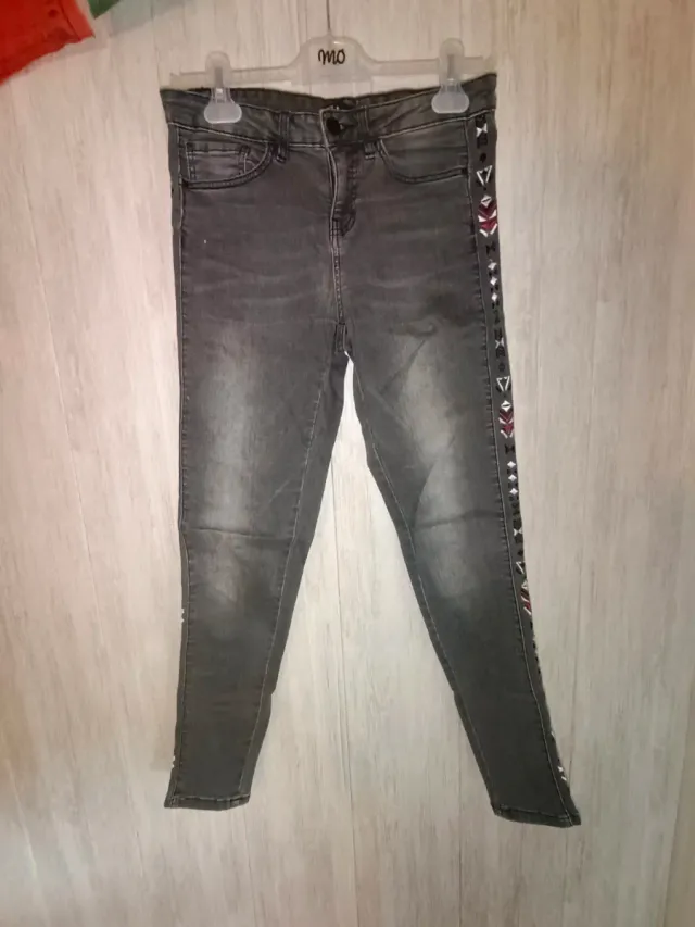 Vaqueros pitillo grises con cenefa tribal