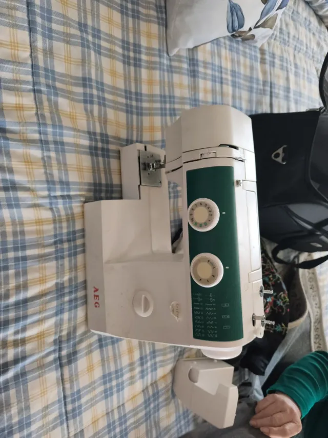 Máquina de coser AEG precio negociable  Accesorios