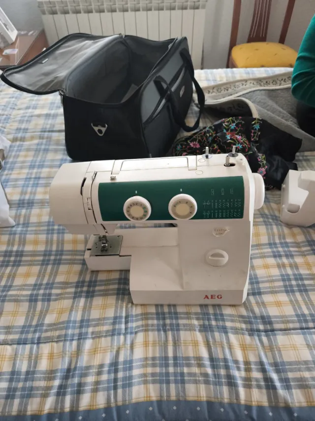 Máquina de coser AEG precio negociable  Accesorios