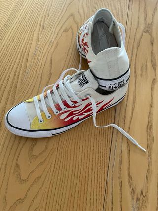 Converse All Stars con diseño de llamas
