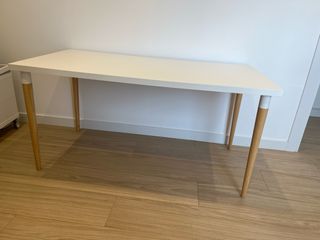 Mesa blanca estudio Ikea patas madera