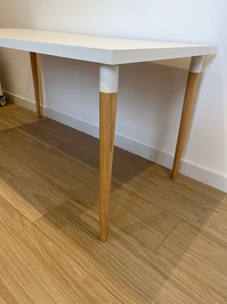 Mesa blanca estudio Ikea patas madera