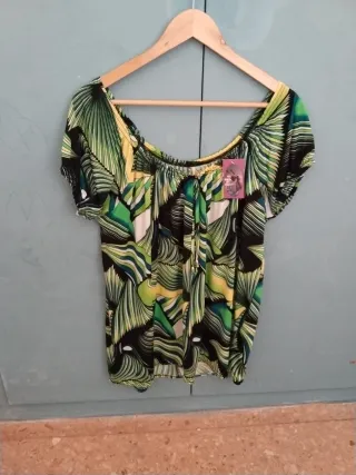 Blusa de mujer con estampado tropical