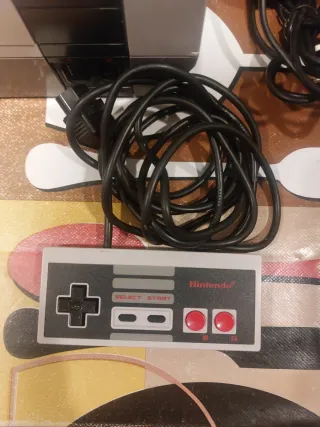 Consola Nintendo NES con mando y cables