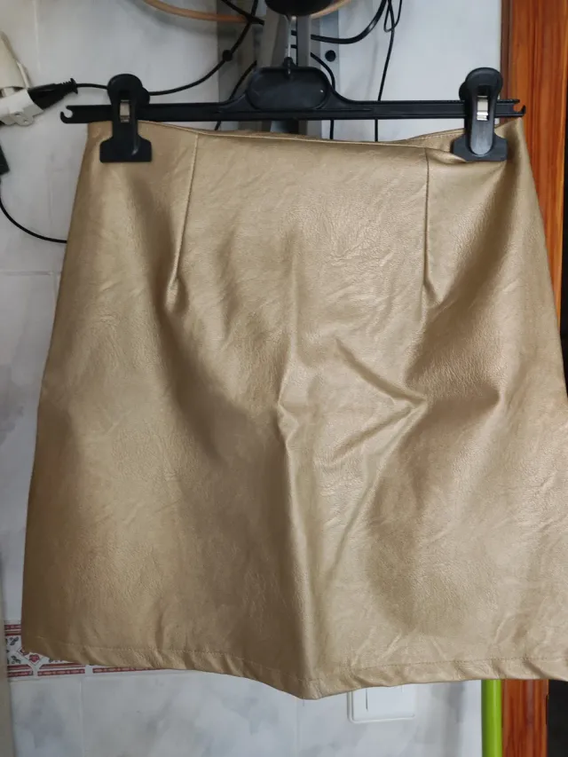 Falda corta dorada Talla S con etiqueta