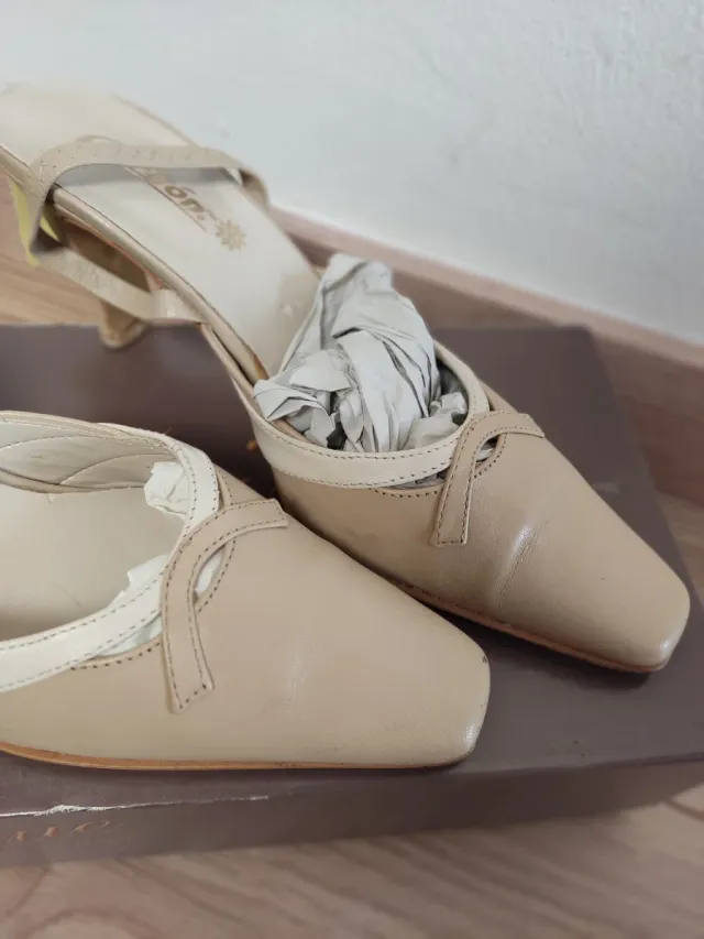 Zapatos de tacón piel beige.