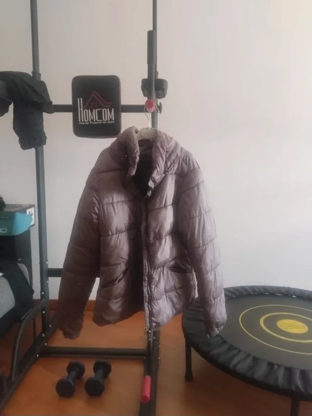 Cazadoras gris, negra y roja mujer