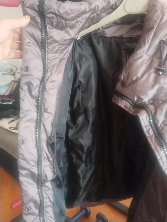 Cazadoras gris, negra y roja mujer