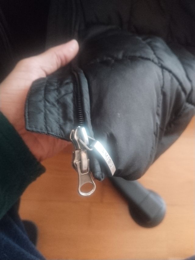 Cazadoras gris, negra y roja mujer