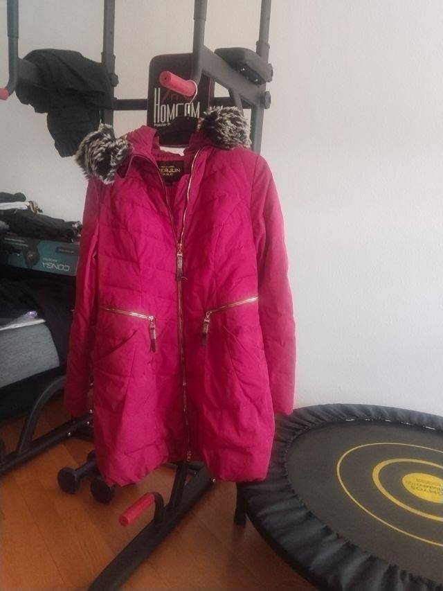 Cazadoras gris, negra y roja mujer