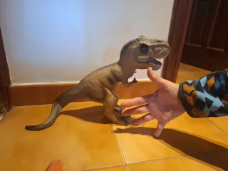 Dinosaurio de juguete grande