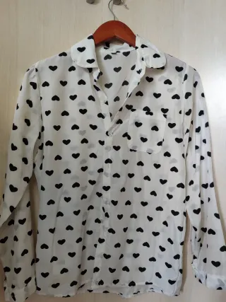 Camisa blanca con corazones negros