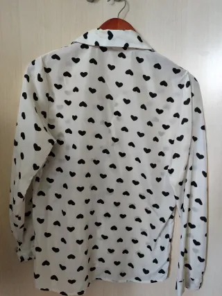 Camisa blanca con corazones negros