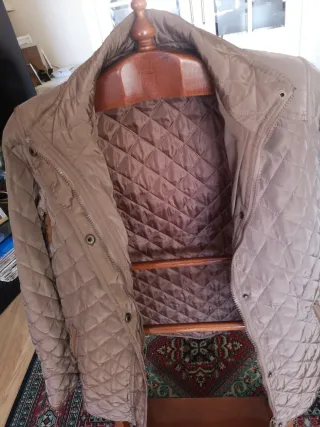 Elegante chaqueta acolchada mujer beige