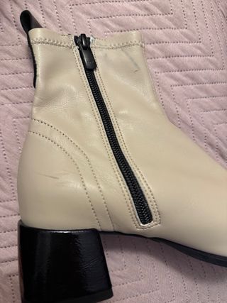 Botines beige y negros tacón