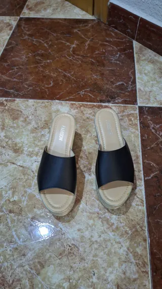 Zapatos de cuña negros y beige