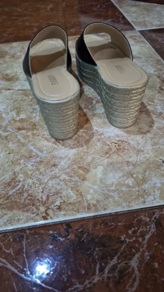 Zapatos de cuña negros y beige