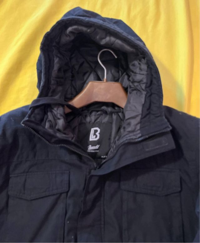 Giubbotto nero con cappuccio