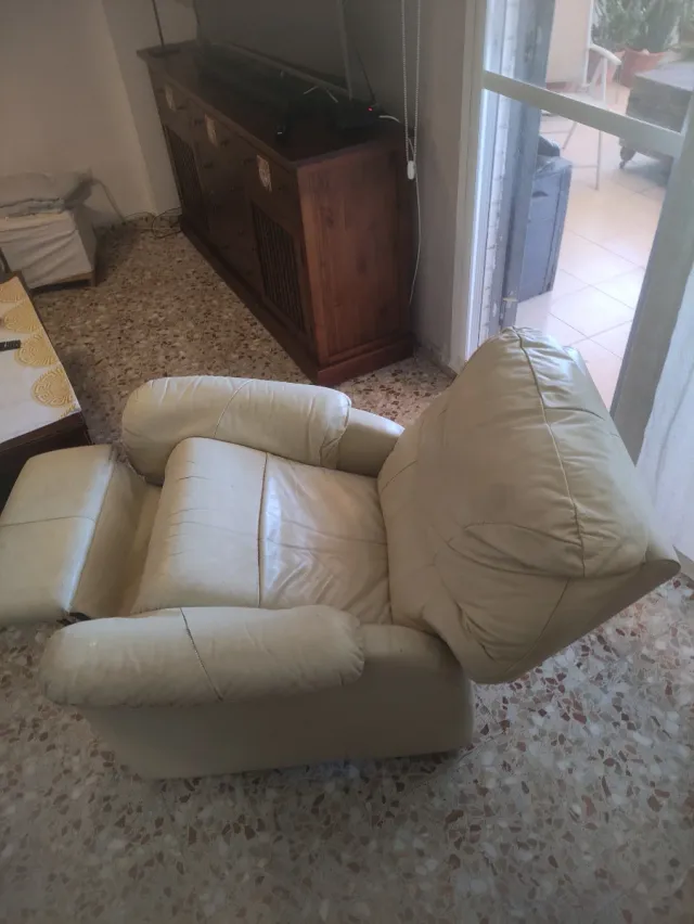 Sillón reclinable de piel beige