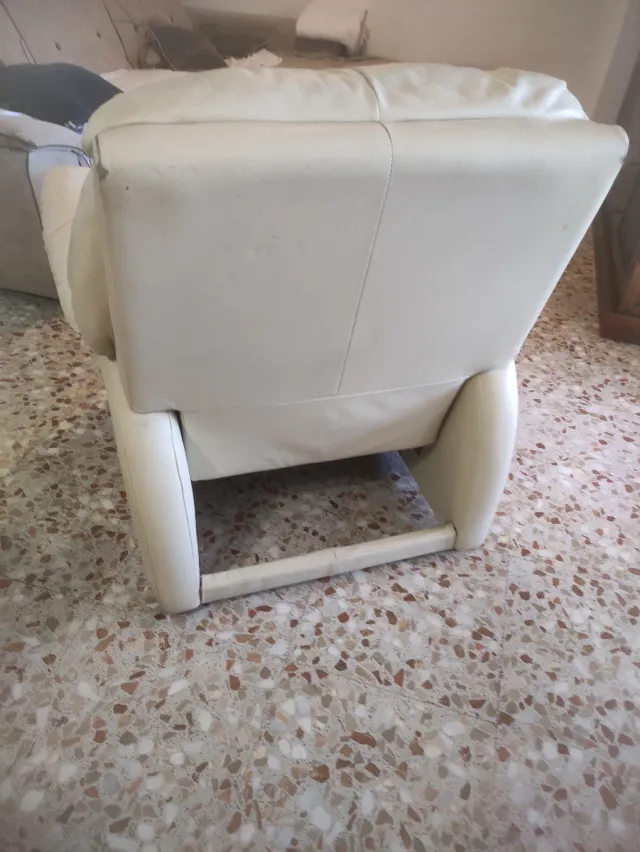 Sillón reclinable de piel beige