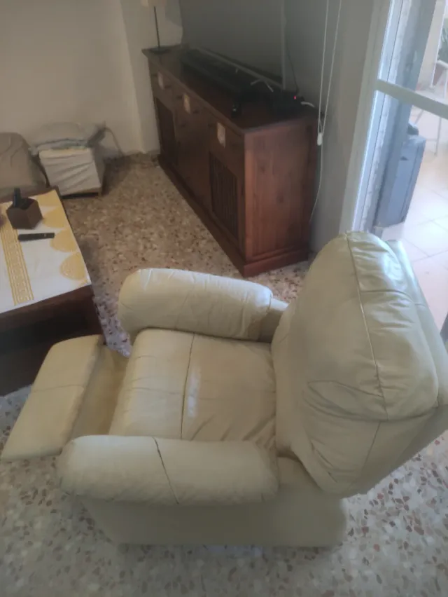 Sillón reclinable de piel beige