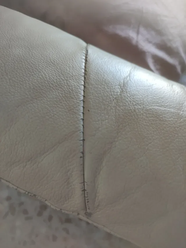 Sillón reclinable de piel beige