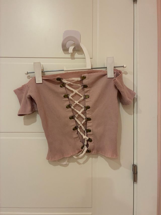 Top rosa con cordones tipo corsé