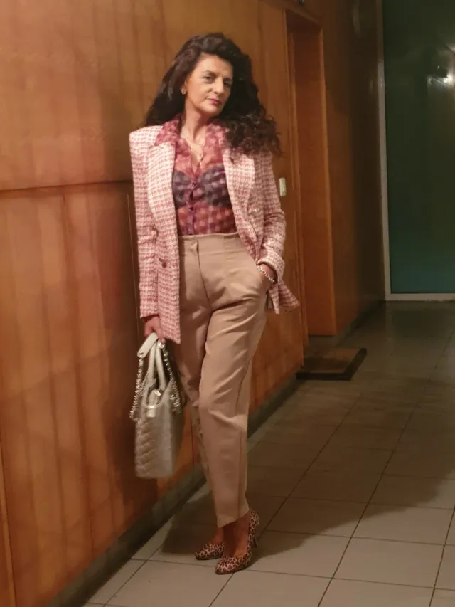 Pantalón de tiro alto con pinzas y bolsillos