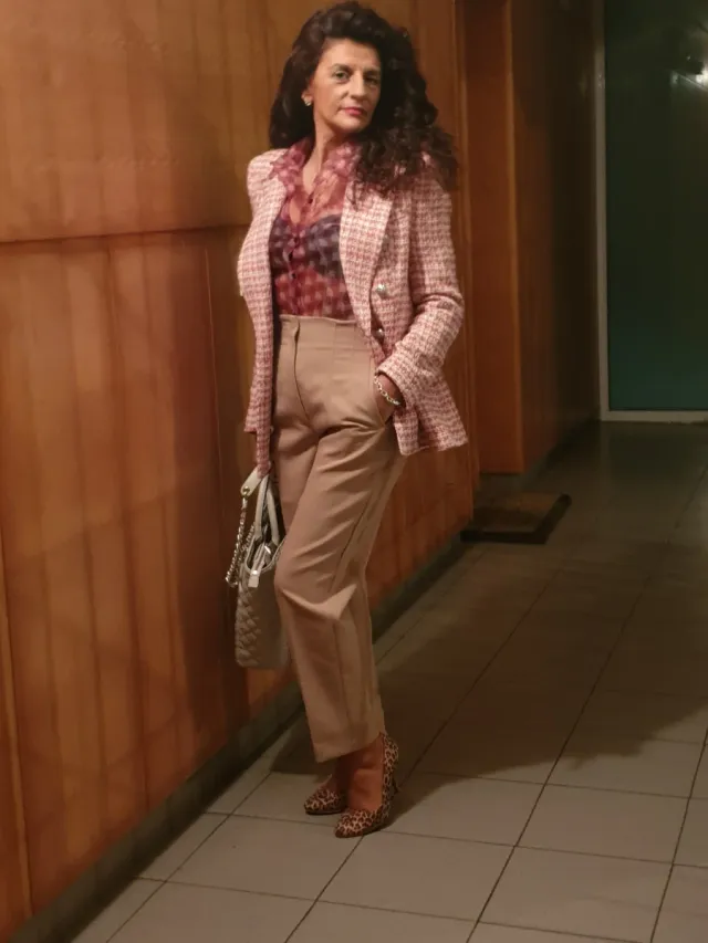 Pantalón de tiro alto con pinzas y bolsillos