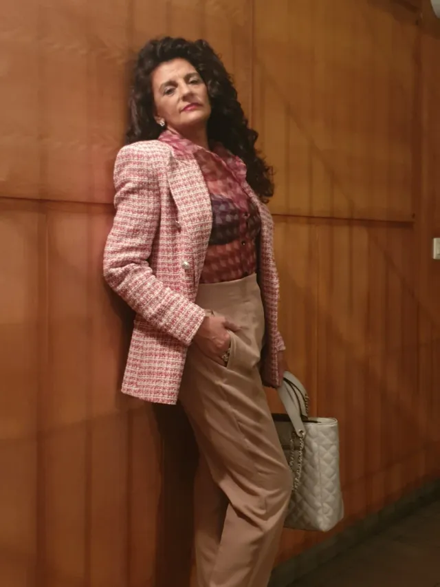 Pantalón de tiro alto con pinzas y bolsillos