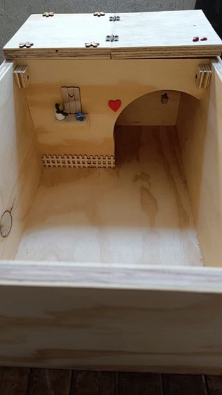 Terrario in legno con decorazioni