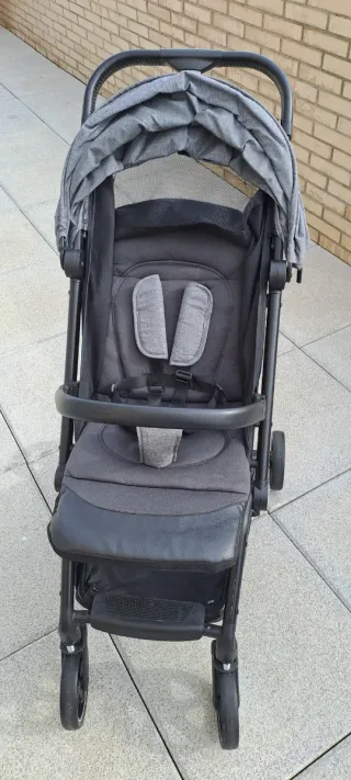 Carrito de bebé gris