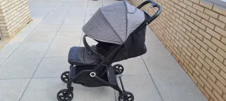 Carrito de bebé gris